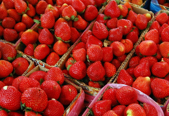 Strawberries_for_sale_in_the_Philippines