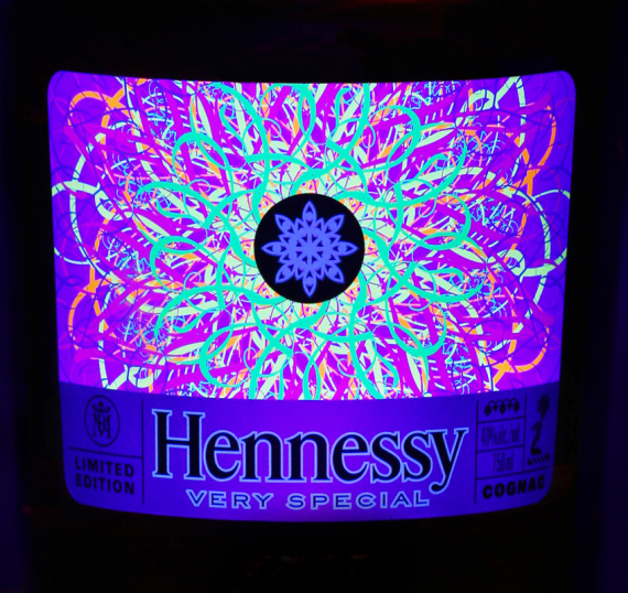 hennessy_LE_gallery16_blacklitLabel_02